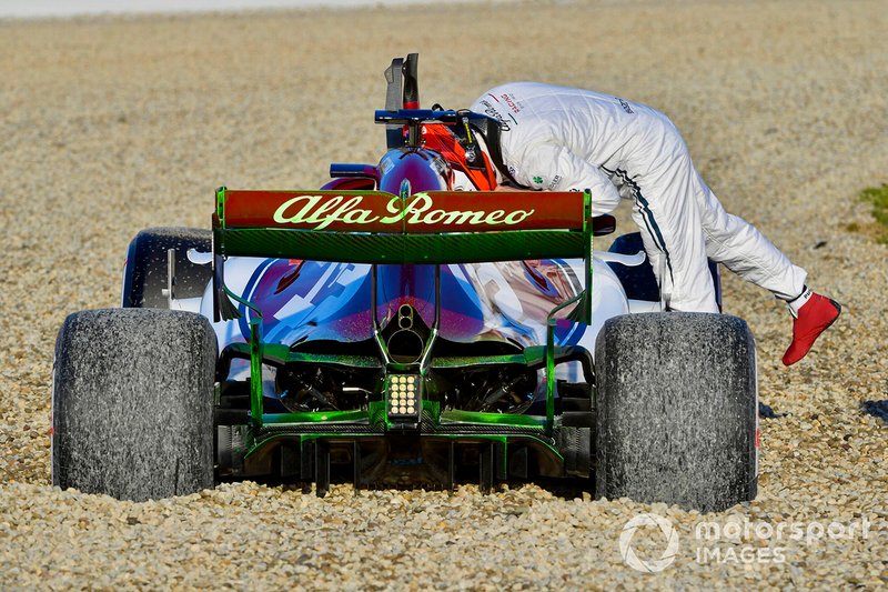 Kimi Raikkonen, Alfa Romeo Racing C38, hace trompo
