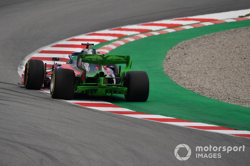 Daniil Kvyat, Scuderia Toro Rosso STR14, avec de la peinture aéro sur l'aileron arrière et le diffuseur