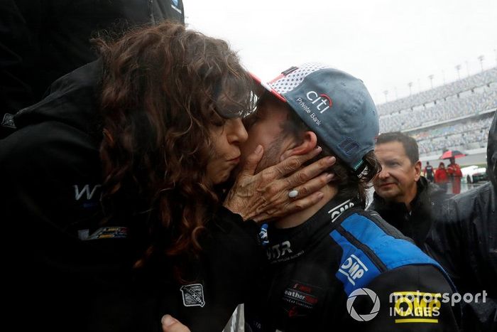 Fernando Alonso es felicitado tras su victoria en Daytona