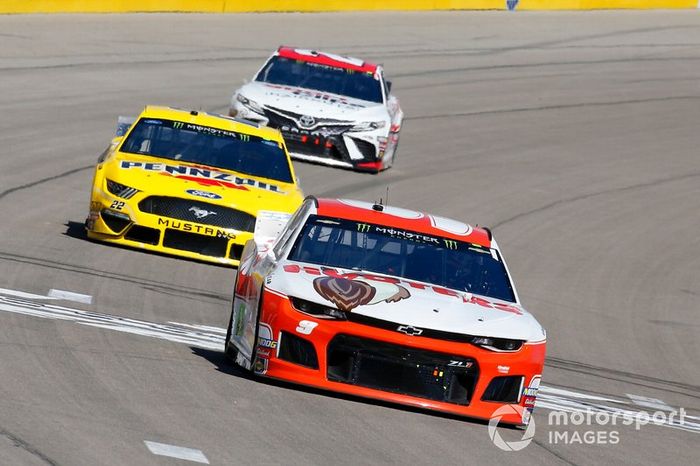 Chase Elliott, Hendrick Motorsports, Chevrolet Camaro Hooters and Joey Logano, Team Penske, Ford Mustang Pennzoil