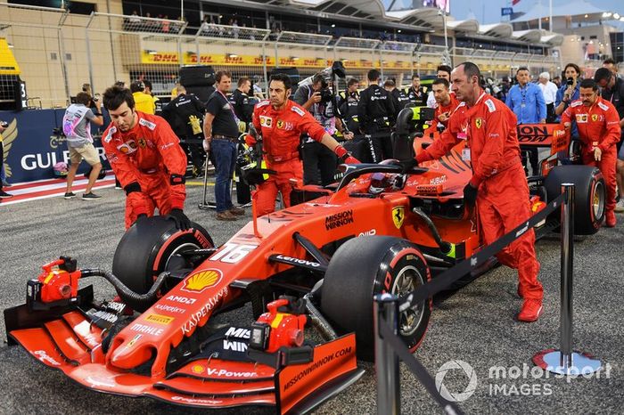 Charles Leclerc, Ferrari SF90, en la parrilla