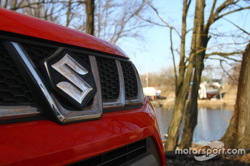 Ще одна фірмова особливість Vitara S - п'ятисекційна решітка радіатора.