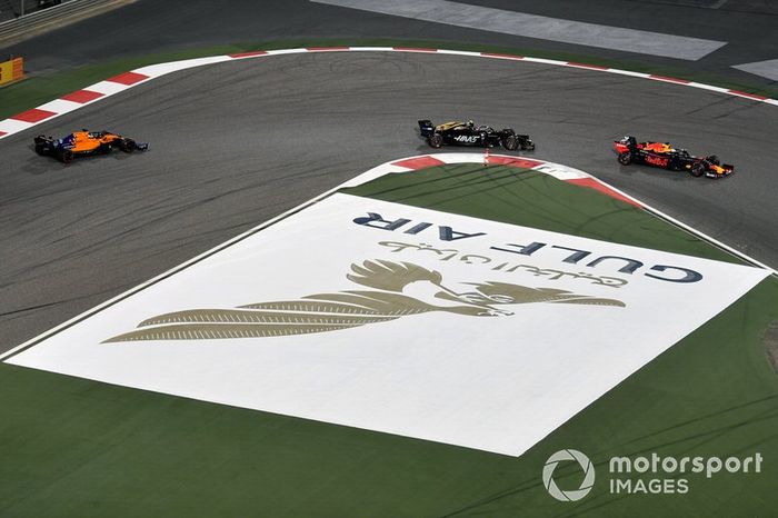 Max Verstappen, Red Bull Racing RB15, Kevin Magnussen, Haas F1 Team VF-19, y Carlos Sainz Jr., McLaren MCL34