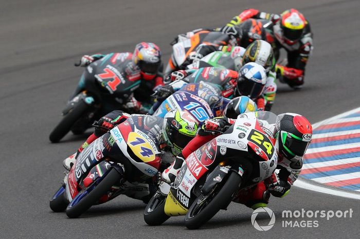 Tatsuki Suzuki, SIC58 Squadra Corse, se fue al suelo a falta de 5 vueltas cuando iba líder