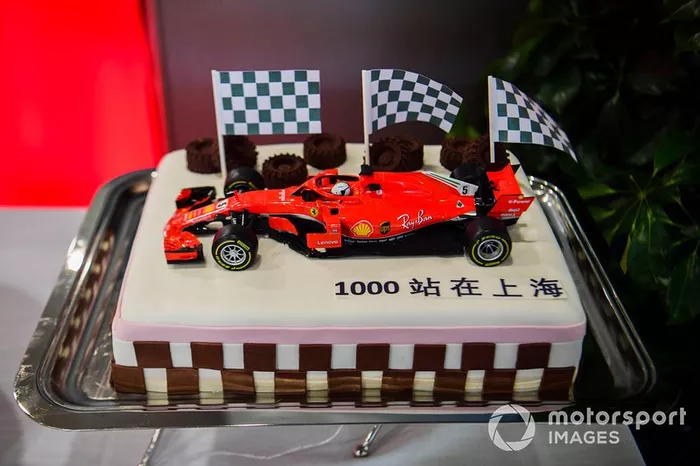 Un pastel con un Ferrari celebrando el Gran Premio 1000
