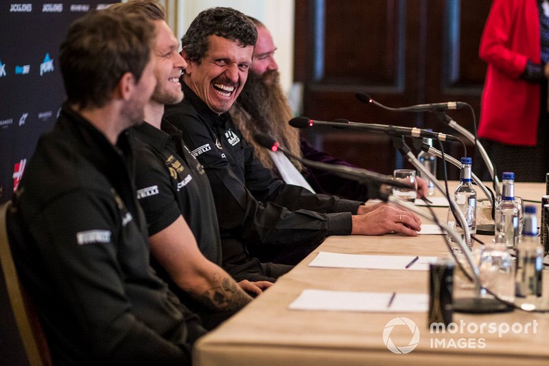 Romain Grosjean, Haas F1 Team, Kevin Magnussen, Haas F1 Team, Guenther Steiner, Team Principal, Haas F1 e William Storey, CEO Rich Energy, durante la conferenza stampa