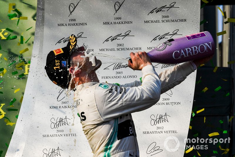Валттери Боттас, Mercedes AMG F1, первое место, обливается шампанским на подиуме