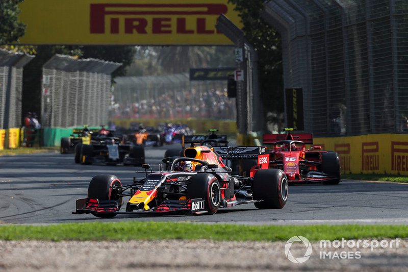 Max Verstappen, Red Bull Racing RB15, precede Charles Leclerc, Ferrari SF90, e Kevin Magnussen, Haas F1 Team VF-19