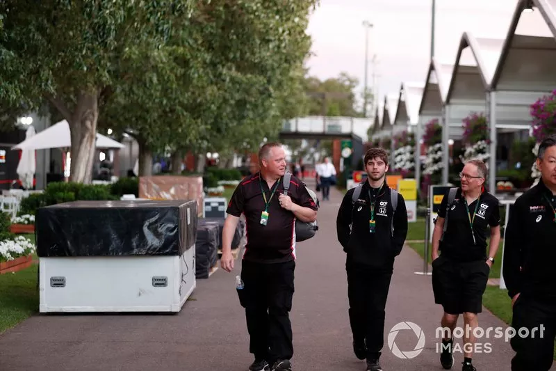 El personal de AlphaTauri Honda en el paddock entre cajas de embalaje