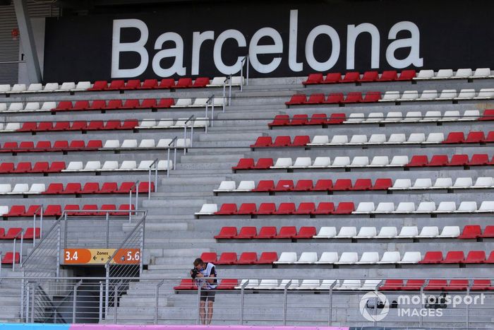 Un fotógrafo en una tribuna vacía