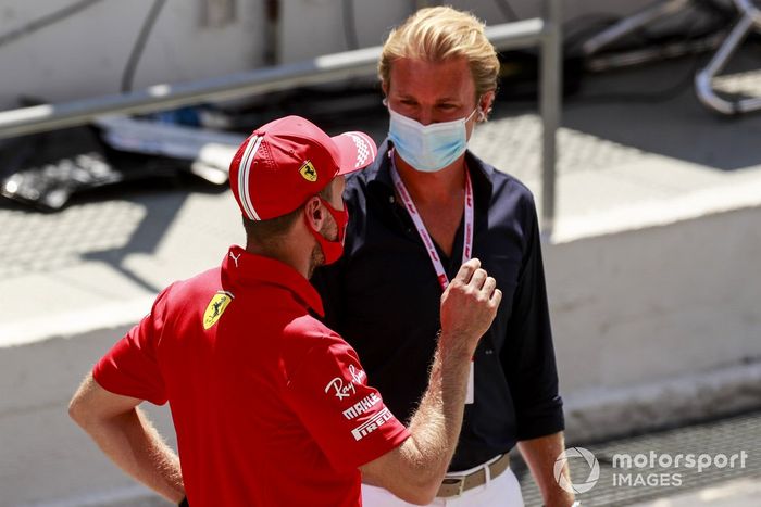 Sebastian Vettel, Ferrari, con Nico Rosberg