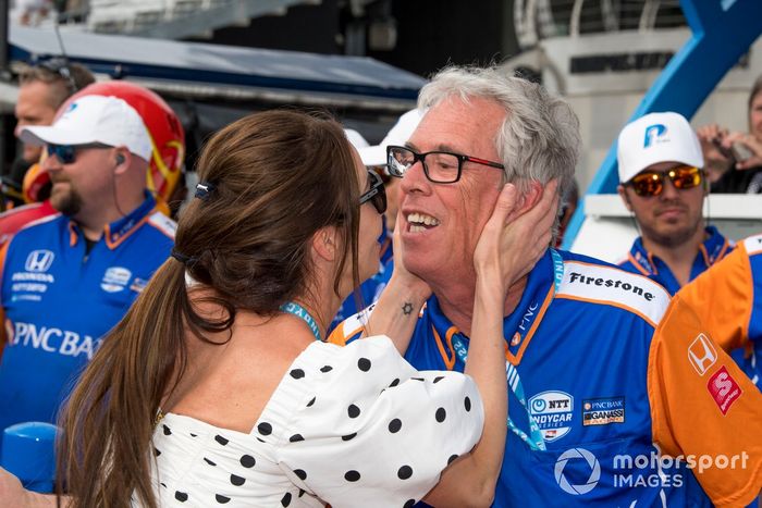 Scott Dixon, esposa de Chip Ganassi Racing Honda, celebra la victoria en la Pole con el ingeniero del equipo.