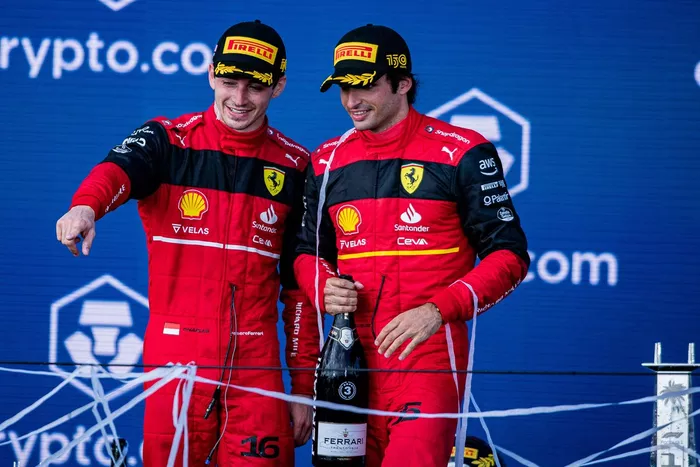 Podio: el segundo Charles Leclerc, Ferrari, el tercero Carlos Sainz, Ferrari