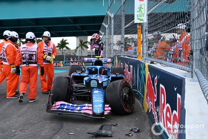 Los oficiales de pista asisten a Esteban Ocon, Alpine A522, tras un accidente