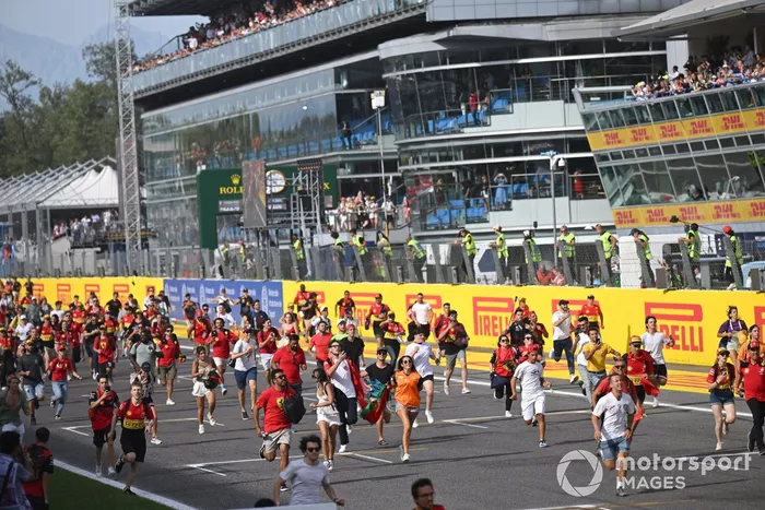 Los aficionados invaden el circuito tras la carrera