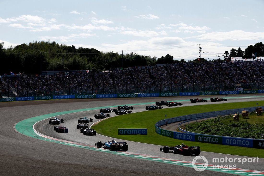 Alex Albon, Williams FW45, Zhou Guanyu, Alfa Romeo C43, persigue al pelotón