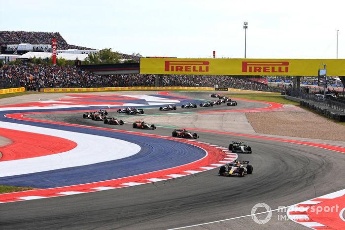 Max Verstappen, Red Bull Racing RB19, Lewis Hamilton, Mercedes F1 W14, Charles Leclerc, Ferrari SF-23, Lando Norris, McLaren MCL60, el resto de la parrilla en la primera vuelta.