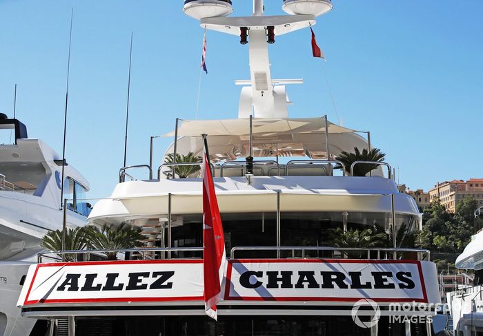 Pancarta de apoyo en un yate a Charles Leclerc, Ferrari