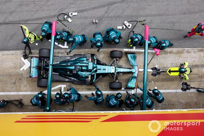 Lance Stroll, Aston Martin AMR21 pit stop