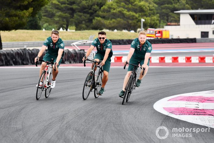 Miembros de Aston Martin en bici