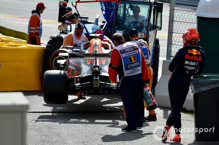 Max Verstappen, Red Bull Racing, guarda mentre i marshal rimuovono la sua auto dal circuito