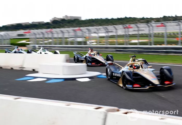 Antonio Felix da Costa, DS Techeetah, DS E-Tense FE20 ahead of Jean-Eric Vergne, DS TECHEETAH, DS E-Tense FE20, Felipe Massa, Venturi Formula E, EQ Silver Arrow 01 