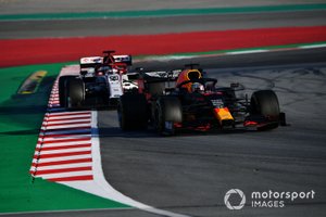 Max Verstappen, Red Bull Racing RB16, Antonio Giovinazzi, Alfa Romeo Racing C39