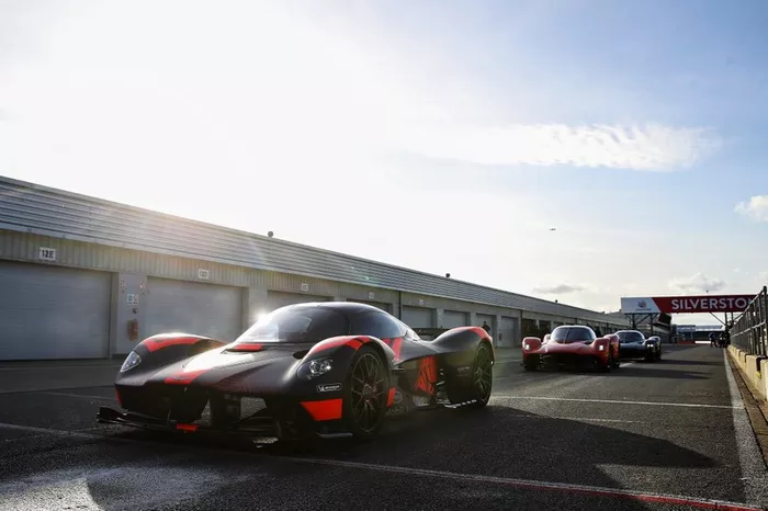 Max Verstappen y Alexander Albon, pilotos de Red Bull Racing, disfrutan del Red Bull Racing Aston Martin Valkyrie
