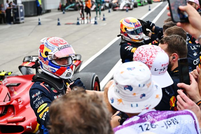 Max Verstappen, Red Bull Racing, 1ª posición, celebra con su equipo en Parc Ferme 