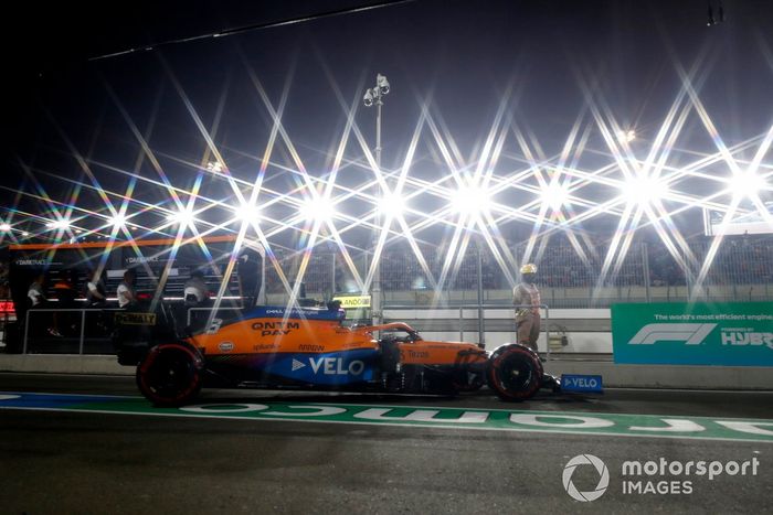 Daniel Ricciardo, McLaren MCL35M, sale del garaje