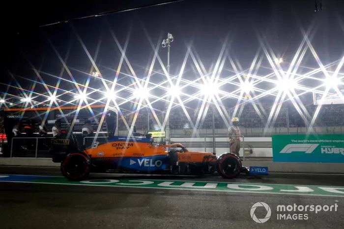 Daniel Ricciardo, McLaren MCL35M, sale del garaje