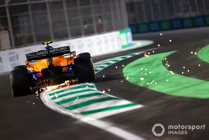 Las chispas salen del coche de Lando Norris, McLaren MCL35M