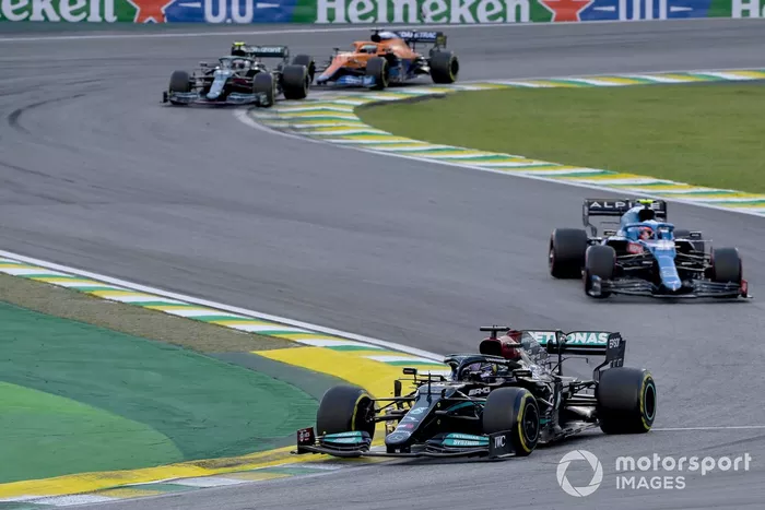 Lewis Hamilton, Mercedes W12, Esteban Ocon, Alpine A521, y Sebastian Vettel, Aston Martin AMR21