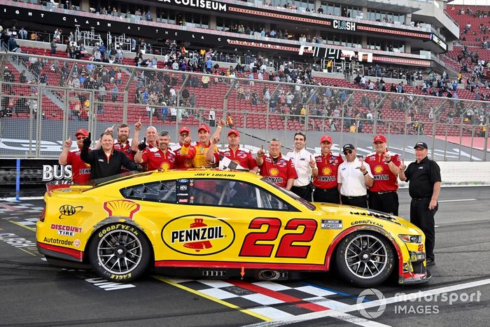 Joey Logano, Equipo Penske, Ford Mustang Shell Pennzoil celebra su victoria en la carrera
