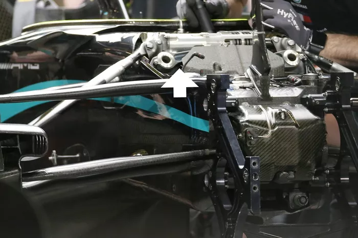 Detalle de la suspensión delantera del Mercedes W11