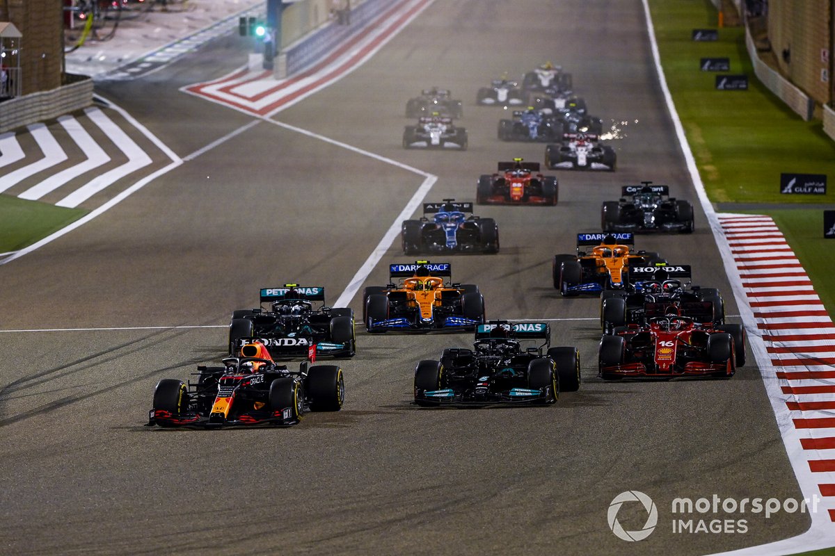 Max Verstappen, Red Bull Racing RB16B, Lewis Hamilton, Mercedes W12, Charles Leclerc, Ferrari SF21, Valtteri Bottas, Mercedes W12, Lando Norris, McLaren MCL35M, and the rest of the field at the start