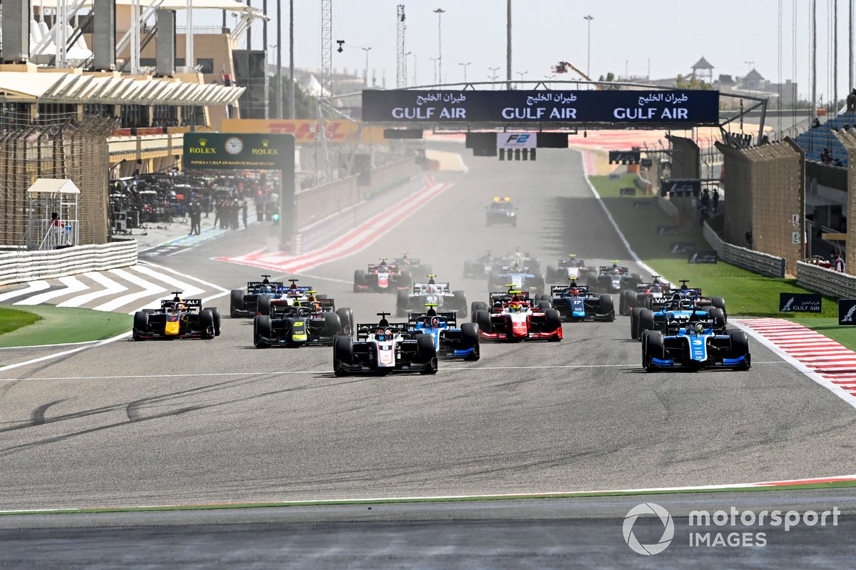 Guanyu Zhou, Uni-Virtuosi Racing leads Christian Lundgaard, ART Grand Prix and Felipe Drugovich, Uni-Virtuosi at the start of the race