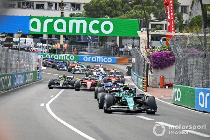 Fernando Alonso, Aston Martin AMR23, Esteban Ocon, Alpine A523, Carlos Sainz, Ferrari SF-23, Lewis Hamilton, Mercedes F1 W14, el resto de la parrilla en la salida.