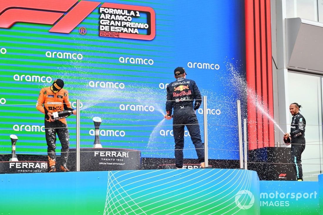 Lando Norris, McLaren F1 Team, 2. miejsce, Max Verstappen, Red Bull Racing, 1. miejsce, Lewis Hamilton, Mercedes-AMG F1 Team, 3. miejsce, szampan w sprayu na podium