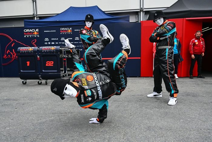 Los Jabbawockeez actúan en el Paddock