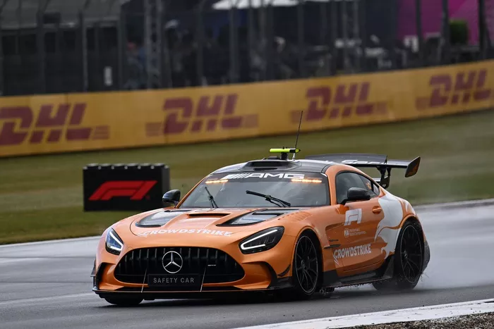 NORTHAMPTON, INGLATERRA - 06 DE JULIO: El Coche de Seguridad de la FIA en pista durante el Gran Premio de F1 de Gran Bretaña en el Circuito de Silverstone el 06 de julio de 2025 en Northampton, Inglaterra. (Foto de Sam Bagnall/Sutton Images)