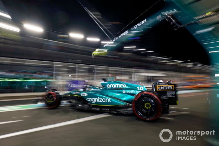 Lance Stroll, Aston Martin AMR23, sale del garaje