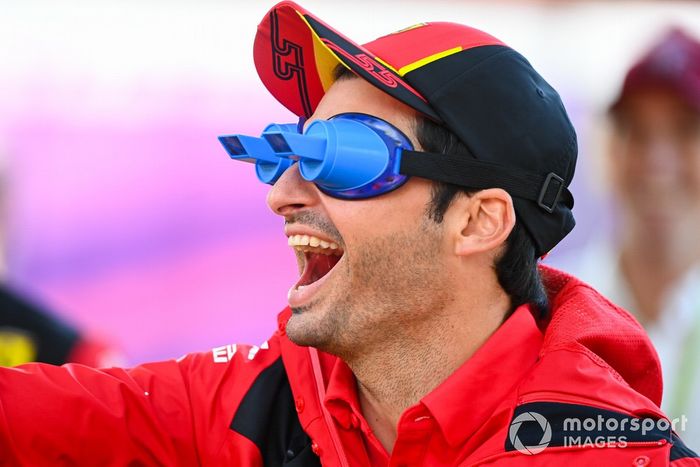 Carlos Sainz, Scuderia Ferrari juega al tenis con gafas para dispacidad visual