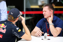 (Зліва направо): Макс Ферстаппен, Red Bull Racing зі своїм батьком Йосом Ферстапеном
