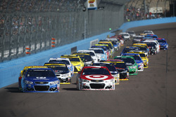 Start: Alex Bowman, Hendrick Motorsports Chevrolet, Kyle Larson, Chip Ganassi Racing Chevrolet lead