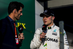 Valtteri Bottas, Mercedes AMG, troisième, est interviewé par Mark Webber sur le podium