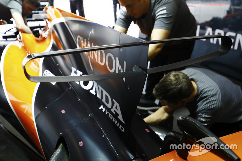 Los ingenieros de Honda trabajan en el coche de Fernando Alonso, McLaren MCL32