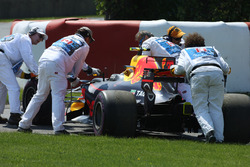 Les commissaires dégagent la voiture de Max Verstappen, Red Bull Racing RB13, après son abandon