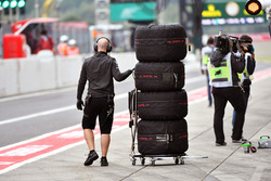 McLaremn mechanic with Pirelli tyres