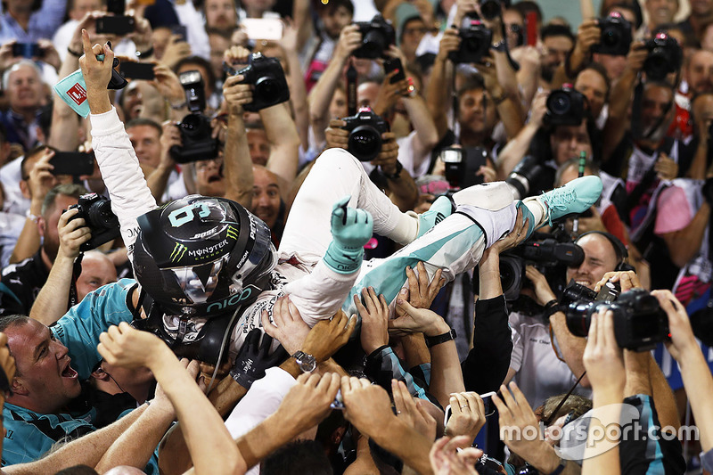 Segundo lugar y campeón del mundo Nico Rosberg, Mercedes AMG F1, celebra